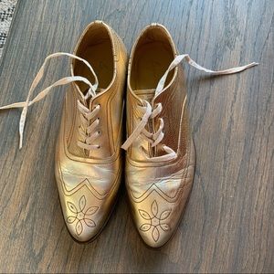 Esquivel wingtip, gold distressed Oxford shoe